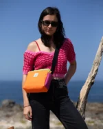 Clutch Playmobil de Galiana Studio — bolso bandolera upcycling en tonos naranja y fucsia , tela de toldo recuperada